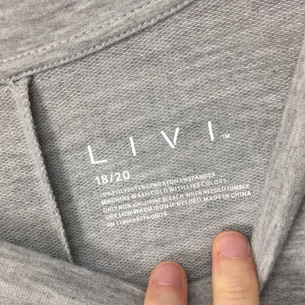 LIVI Women’s Gray and Black Lace Athletic Top Size 18/20 Like-NEW Condition - Picture 4 of 6